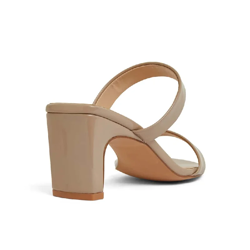 Hepburn Heel in Nude Patent