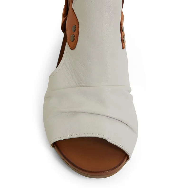 Zambia Heel in White And Cognac Leather